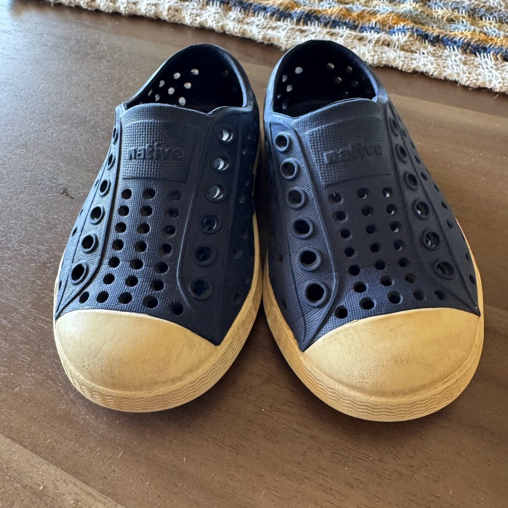 Native Jefferson Kids Shoes - size 5 baby